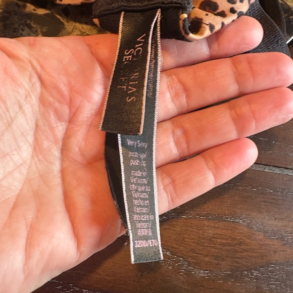 Victoria's Secret Leopard Print Bra with Black Straps GUC - Picture 9 of 16